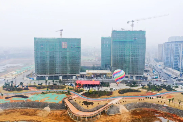 12 月 31 日，岳阳县全城目光聚焦于此！备受期待的新天地・江山云起营销中心如期盛大绽放，一场集仪式感与品质感于一体的开放盛典，圆满落幕，为岳阳县的人居版图添上浓墨重彩的一笔